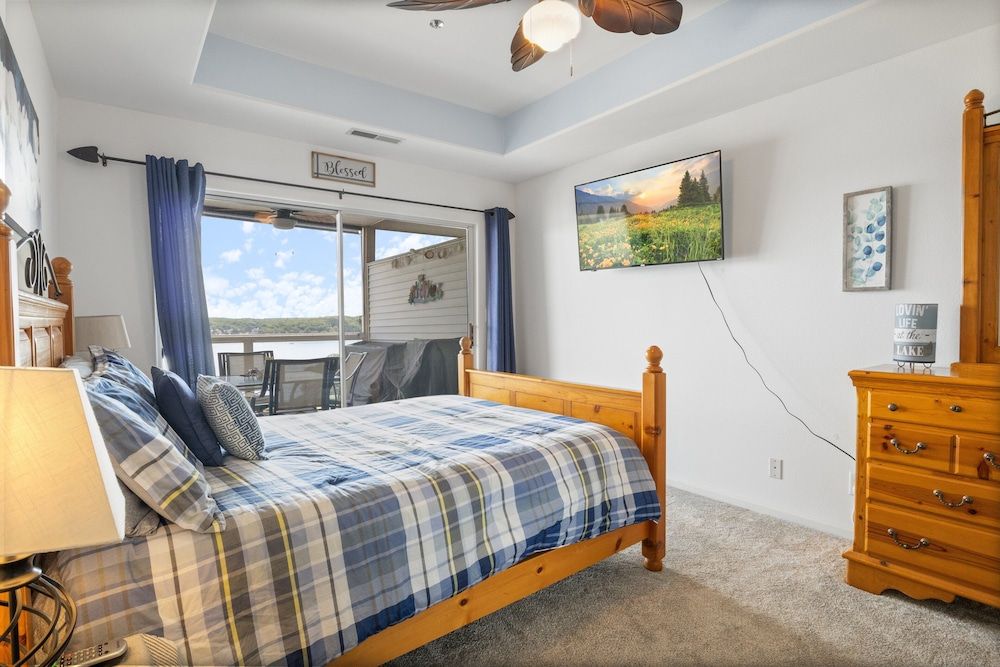 Prime Spot, Breathtaking Views, Nearby Attractions Condo, Multiple Beds, Kitchen (Blessings on Emerald Bay) 4