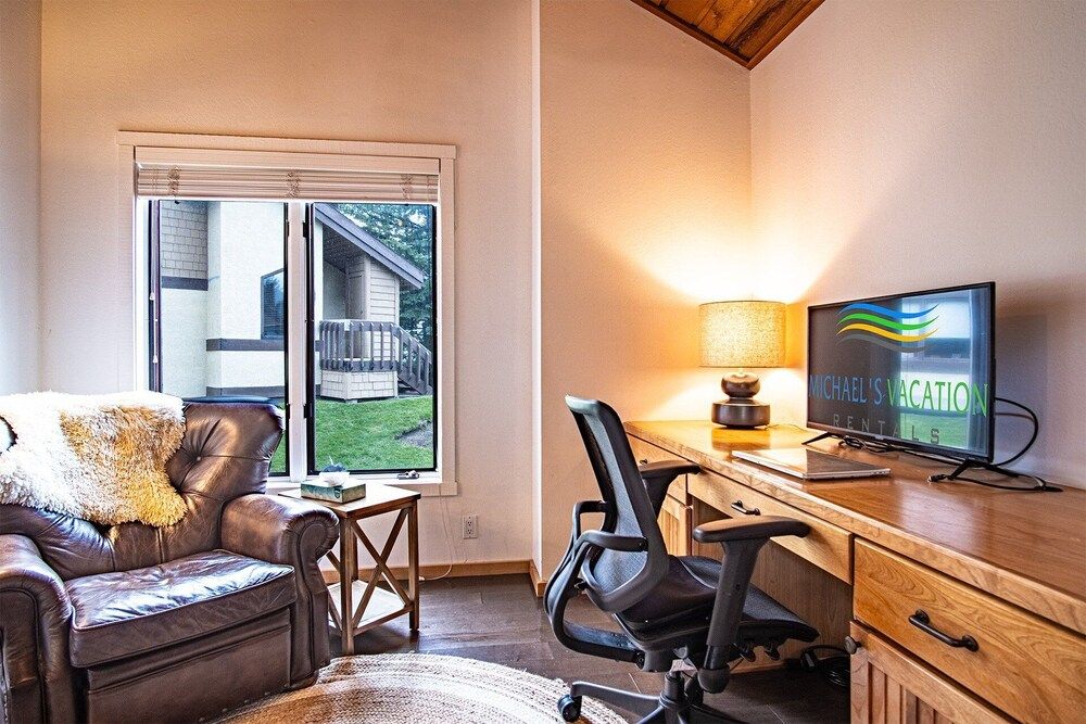 Panoramic Views! Designer`s Condo on Golf Course W/resort Amenities Condo, Multiple Beds, Balcony, Mountain View (Fairway Nine 4344) 24