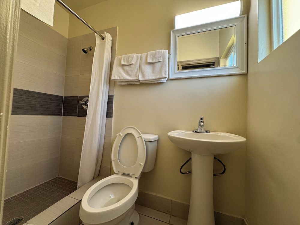 American Inn Double Room, Smoking 3