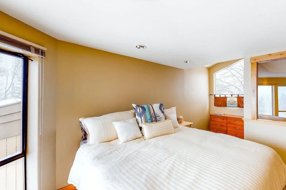 Corrock Style - Luxury Hot Tub Home Near Ski Lifts & Downtown Ketchum! House, Multiple Beds, Patio, Mountain View (Corrock Style) 8