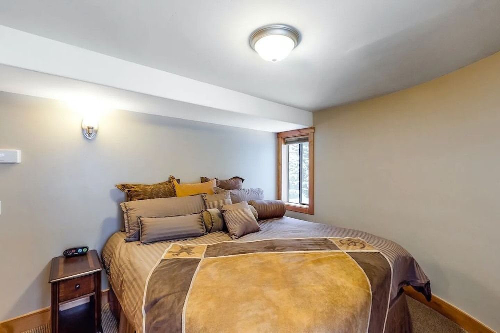 Corrock Style - Luxury Hot Tub Home Near Ski Lifts & Downtown Ketchum! House, Multiple Beds, Patio, Mountain View (Corrock Style) 4