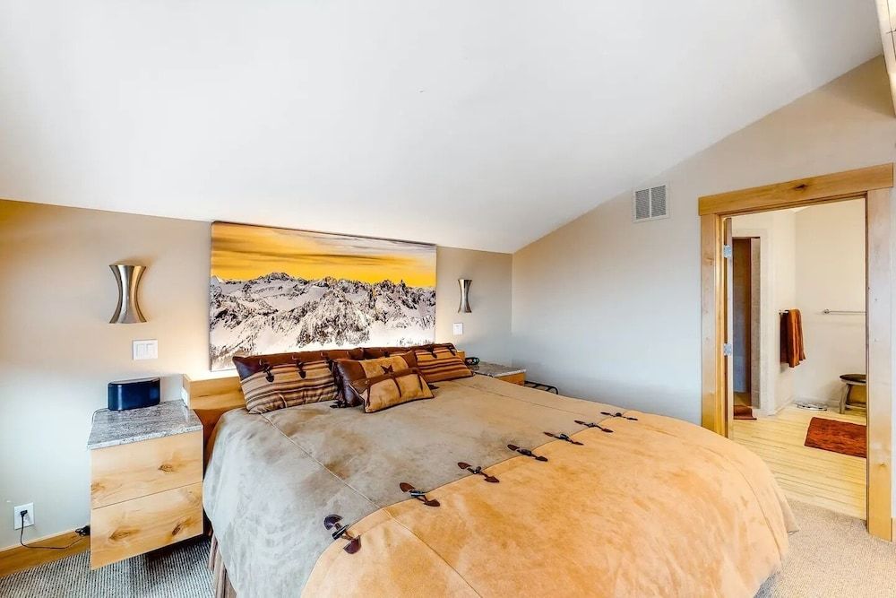 Corrock Style - Luxury Hot Tub Home Near Ski Lifts & Downtown Ketchum! House, Multiple Beds, Patio, Mountain View (Corrock Style) 3