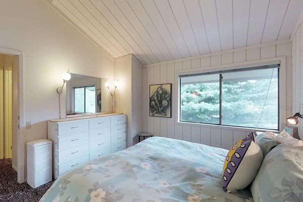 Retro 3BD Sun Valley Condo + Free Resort Amenities! Condo, Multiple Beds, Patio, Mountain View (Baldy View Villager) 6