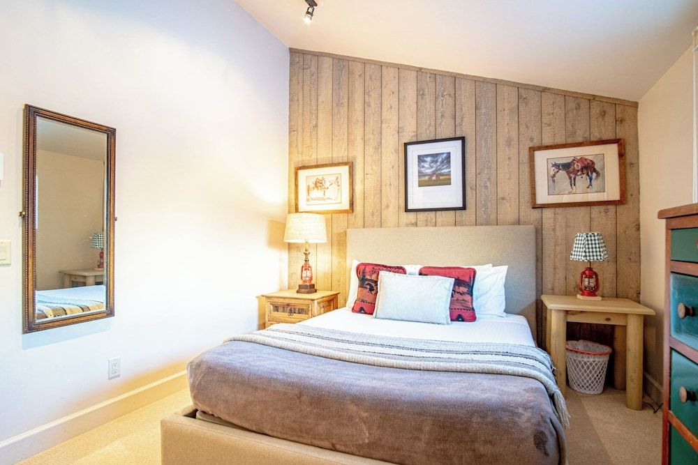 Ski-in/ski-out to Baldy + Outdoor Pool Condo, Multiple Beds, Patio, Mountain View (International Village at Warm Springs) 4