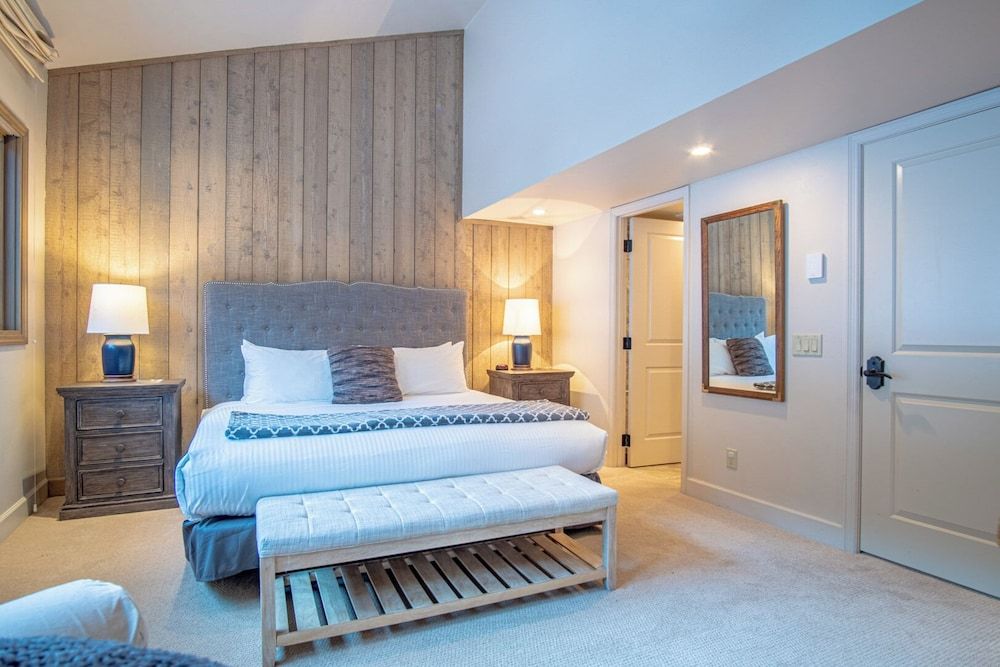 Ski-in/ski-out to Baldy + Outdoor Pool Condo, Multiple Beds, Patio, Mountain View (International Village at Warm Springs) 5