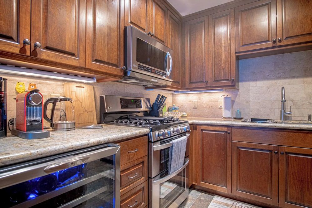 Ski-in/ski-out to Baldy + Outdoor Pool Condo, Multiple Beds, Patio, Mountain View (International Village at Warm Springs) 10