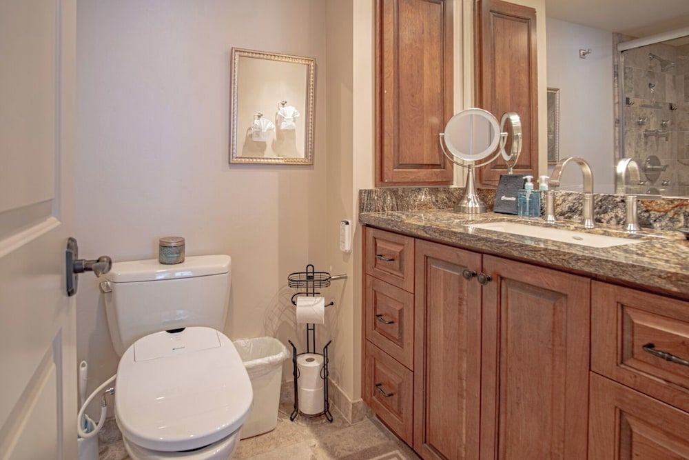 Ski-in/ski-out to Baldy + Outdoor Pool Condo, Multiple Beds, Patio, Mountain View (International Village at Warm Springs) 17