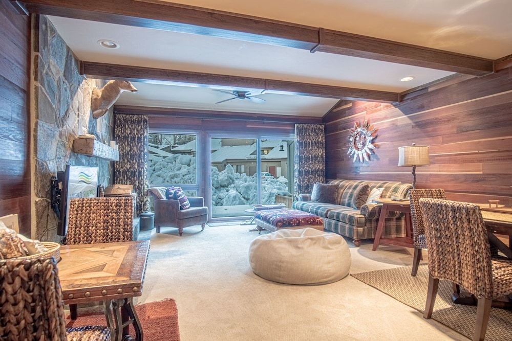 Ski-in/ski-out to Baldy + Outdoor Pool Condo, Multiple Beds, Patio, Mountain View (International Village at Warm Springs) 11