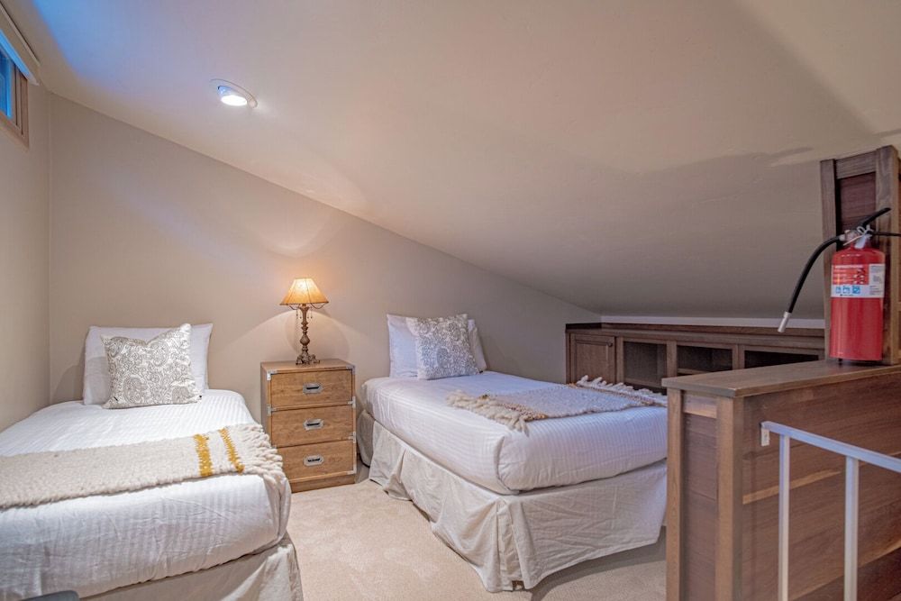 Ski-in/ski-out to Baldy + Outdoor Pool Condo, Multiple Beds, Patio, Mountain View (International Village at Warm Springs) 3