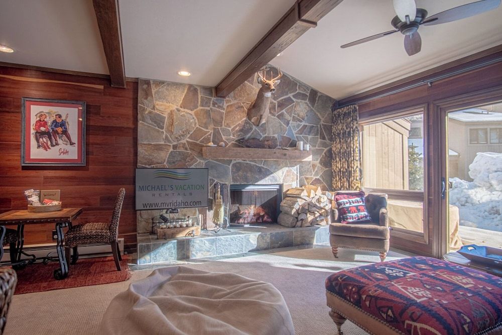 Ski-in/ski-out to Baldy + Outdoor Pool Condo, Multiple Beds, Patio, Mountain View (International Village at Warm Springs) 18