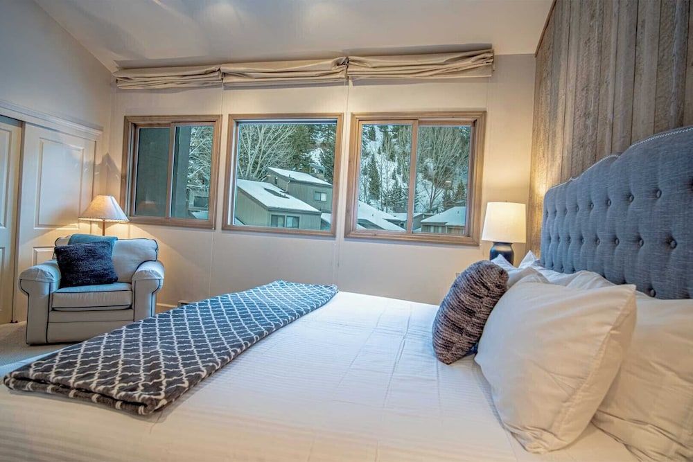 Ski-in/ski-out to Baldy + Outdoor Pool Condo, Multiple Beds, Patio, Mountain View (International Village at Warm Springs) 13