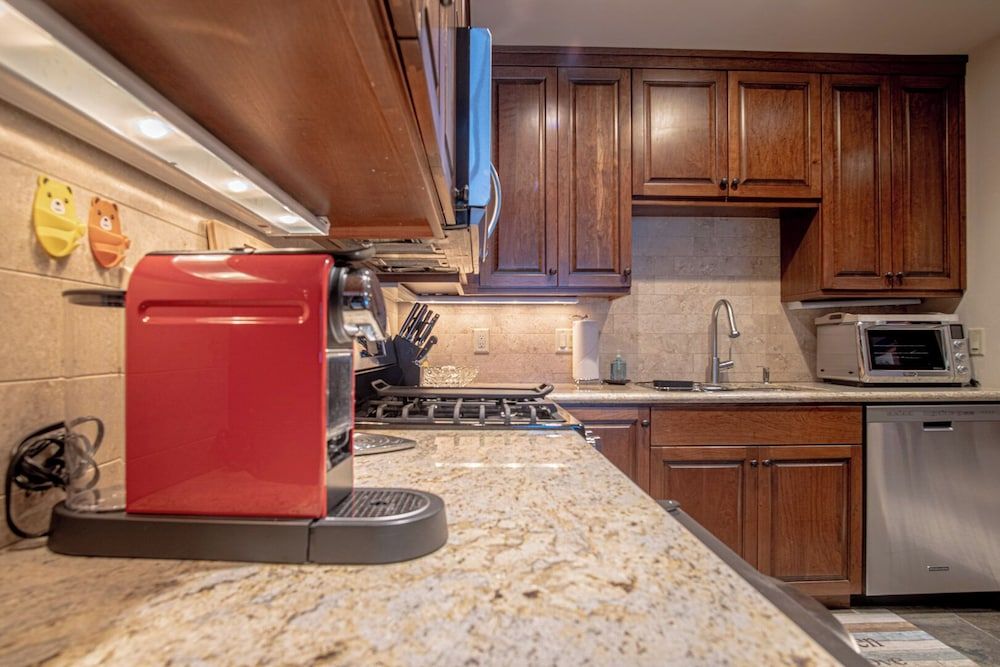 Ski-in/ski-out to Baldy + Outdoor Pool Condo, Multiple Beds, Patio, Mountain View (International Village at Warm Springs) 9