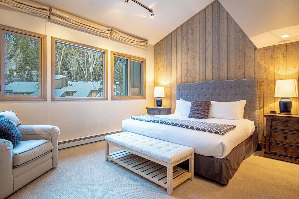 Ski-in/ski-out to Baldy + Outdoor Pool Condo, Multiple Beds, Patio, Mountain View (International Village at Warm Springs) 6