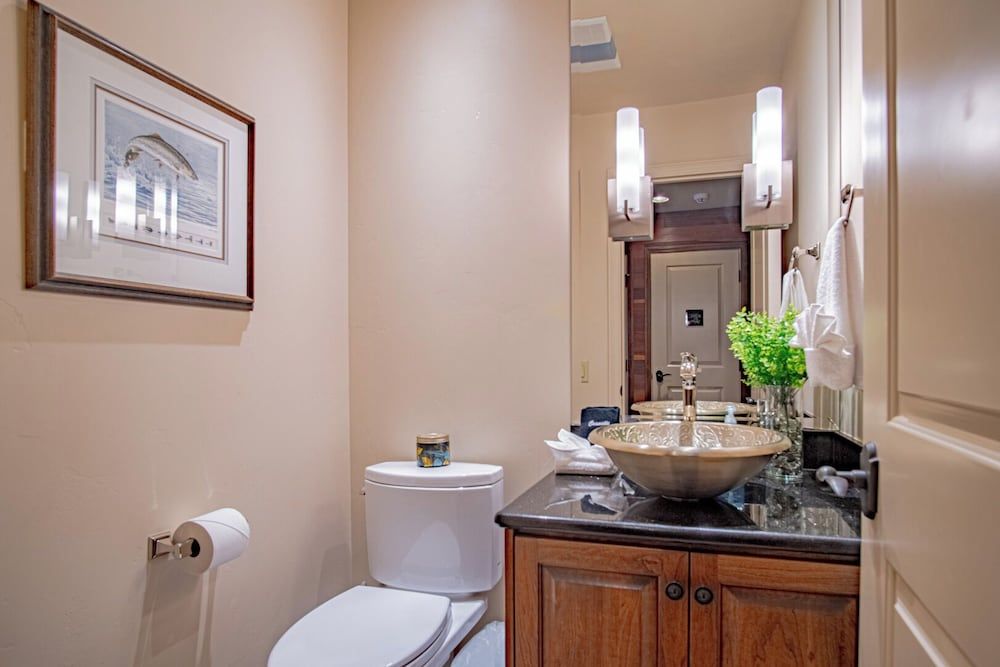 Ski-in/ski-out to Baldy + Outdoor Pool Condo, Multiple Beds, Patio, Mountain View (International Village at Warm Springs) 14