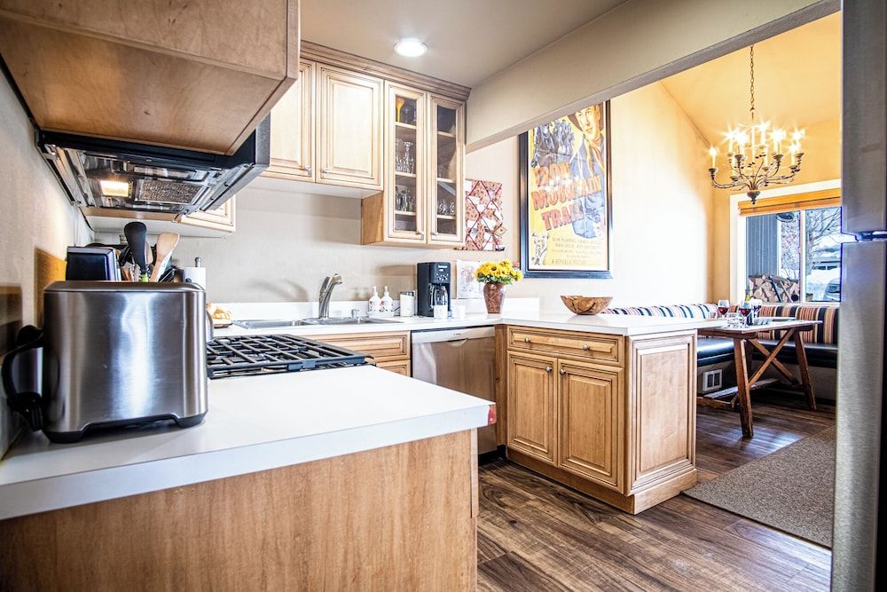 3BD Downtown Ketchum Ski Condo - Near Ski Lifts Condo, Multiple Beds, Patio, Mountain View (Parkside Condo 225A) 10