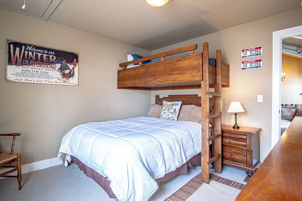 3BD Downtown Ketchum Ski Condo - Near Ski Lifts Condo, Multiple Beds, Patio, Mountain View (Parkside Condo 225A) 8