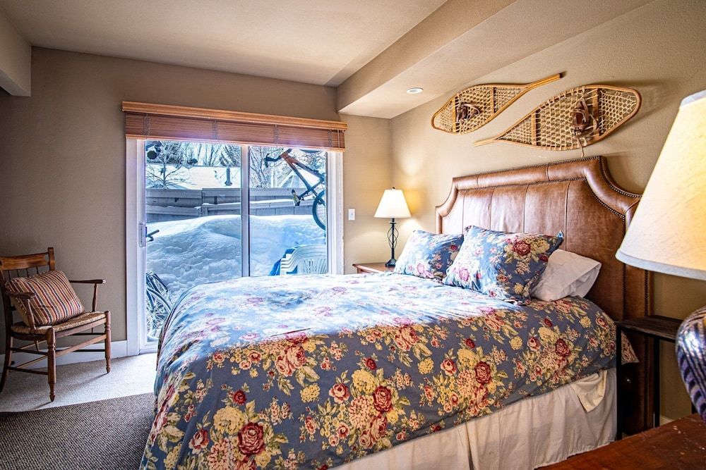 3BD Downtown Ketchum Ski Condo - Near Ski Lifts Condo, Multiple Beds, Patio, Mountain View (Parkside Condo 225A) 3