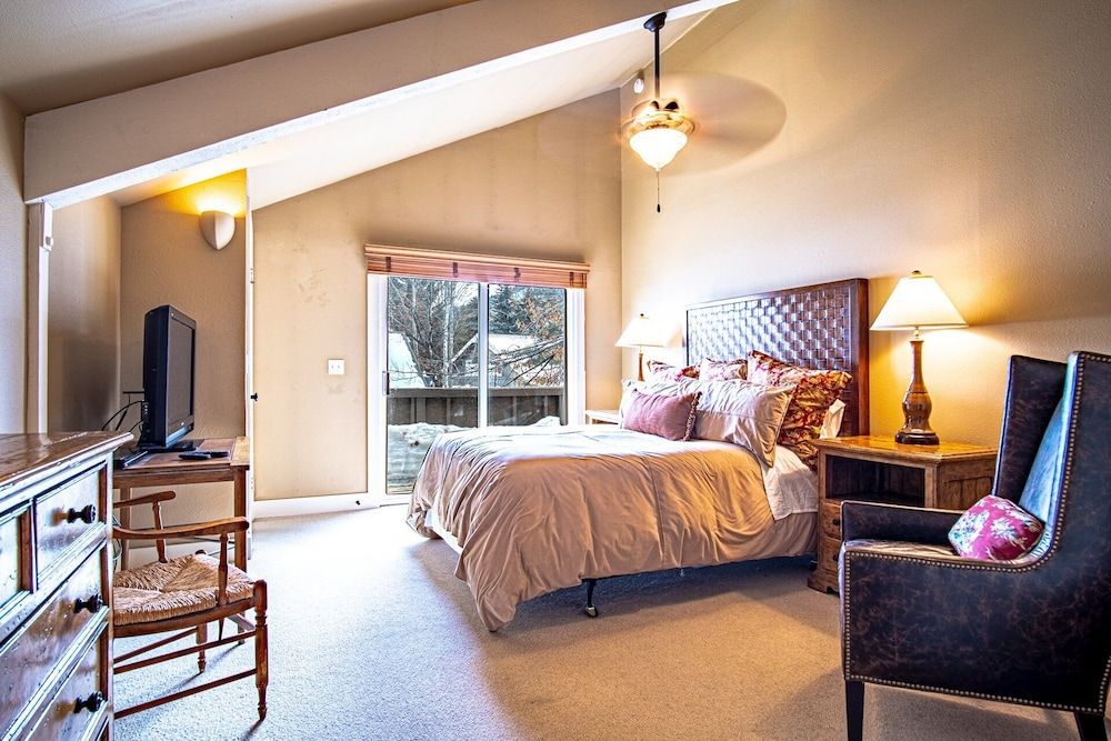 3BD Downtown Ketchum Ski Condo - Near Ski Lifts Condo, Multiple Beds, Patio, Mountain View (Parkside Condo 225A) 12