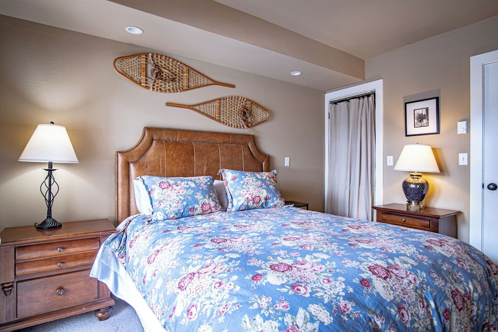 3BD Downtown Ketchum Ski Condo - Near Ski Lifts Condo, Multiple Beds, Patio, Mountain View (Parkside Condo 225A) 2