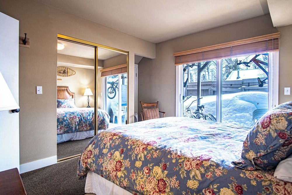 3BD Downtown Ketchum Ski Condo - Near Ski Lifts Condo, Multiple Beds, Patio, Mountain View (Parkside Condo 225A) 7