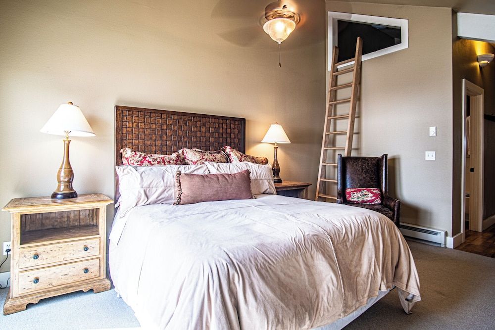 3BD Downtown Ketchum Ski Condo - Near Ski Lifts Condo, Multiple Beds, Patio, Mountain View (Parkside Condo 225A) 4