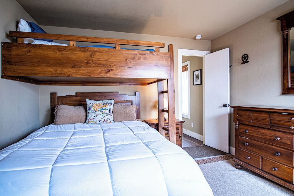 3BD Downtown Ketchum Ski Condo - Near Ski Lifts Condo, Multiple Beds, Patio, Mountain View (Parkside Condo 225A) 6
