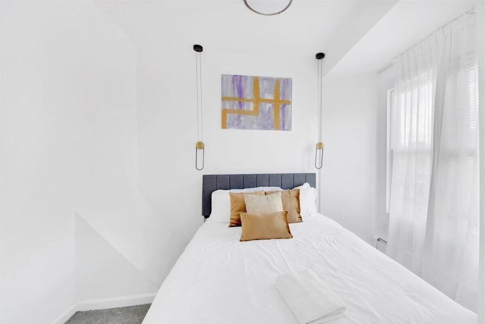 Luxury 5 BR Home Free Parking Luxury Villa, Patio 9