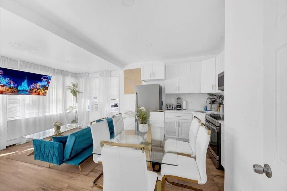 Luxury 5 BR Home Free Parking Luxury Villa, Patio 14