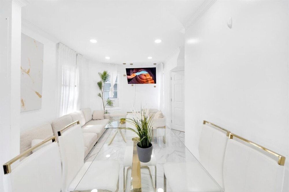 Luxury 5 BR Home Free Parking Luxury Villa, Patio 26