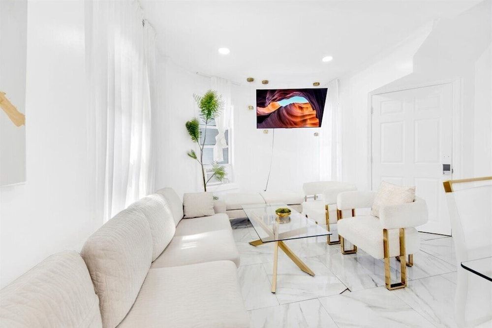 Luxury 5 BR Home Free Parking Luxury Villa, Patio 16