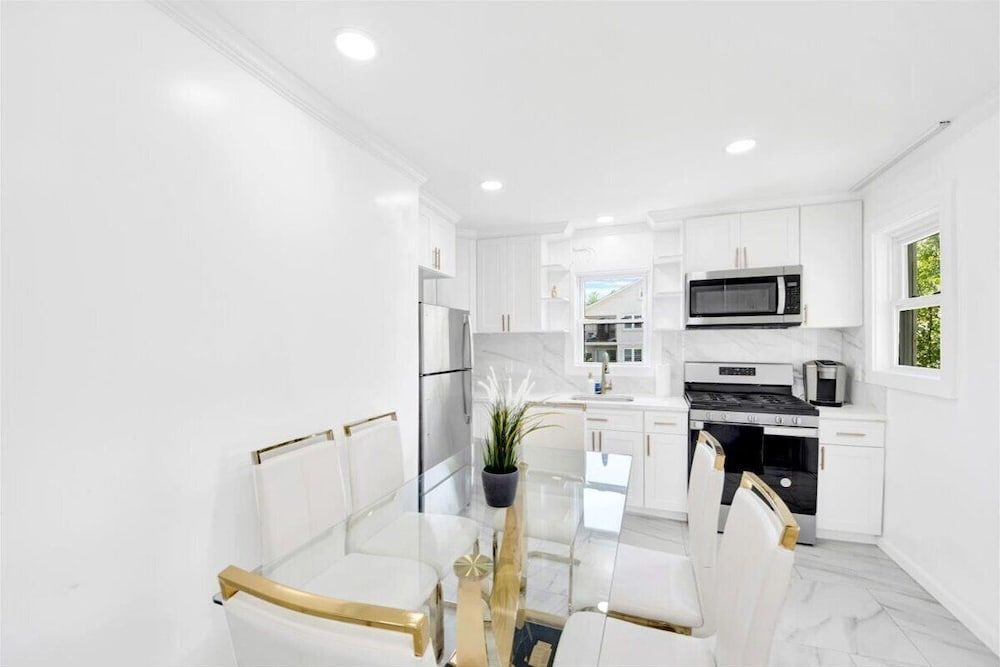 Luxury 5 BR Home Free Parking Luxury Villa, Patio 13