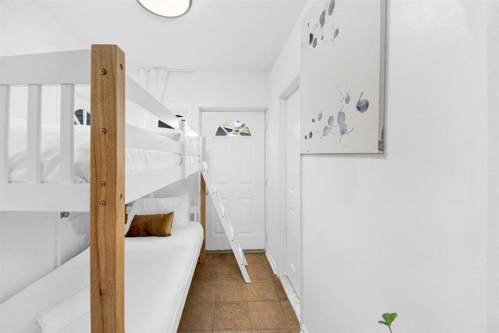 Luxury 5 BR Home Free Parking Luxury Villa, Patio 11