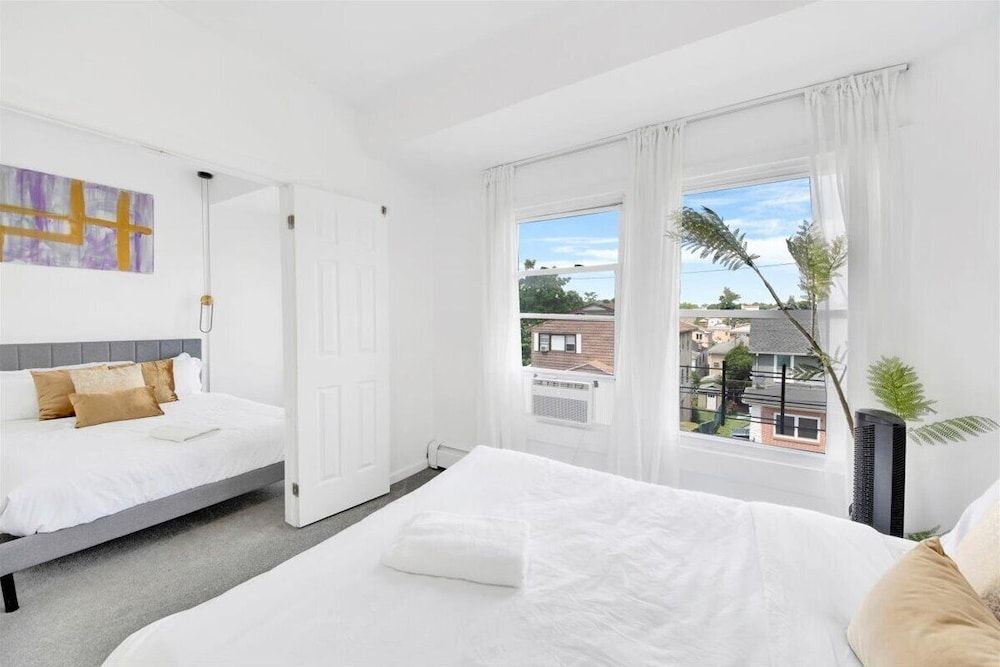 Luxury 5 BR Home Free Parking Luxury Villa, Patio 7