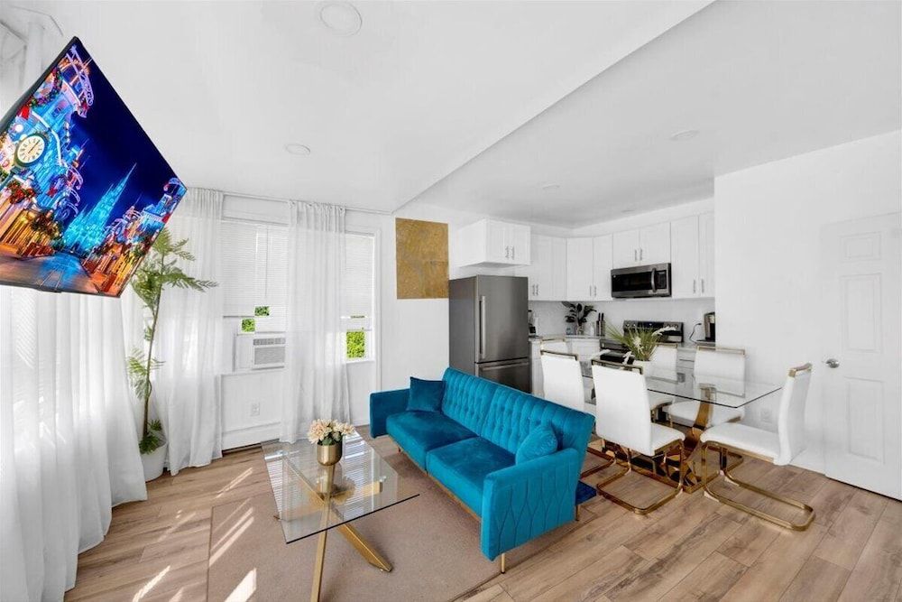 Luxury 5 BR Home Free Parking Luxury Villa, Patio 21