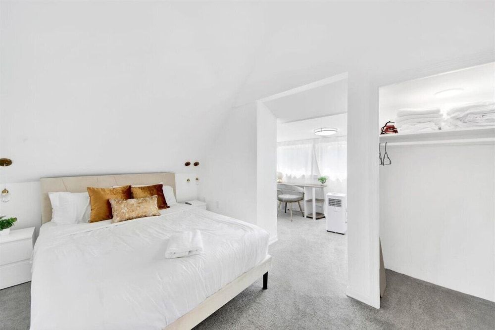 Luxury 5 BR Home Free Parking Luxury Villa, Patio 8