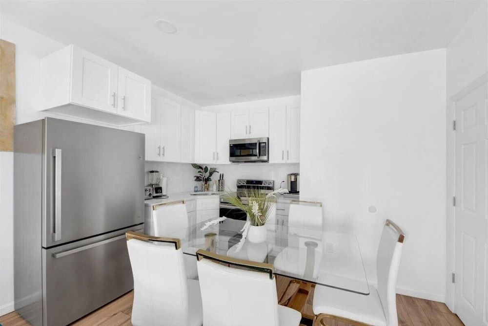 Luxury 5 BR Home Free Parking Luxury Villa, Patio 15