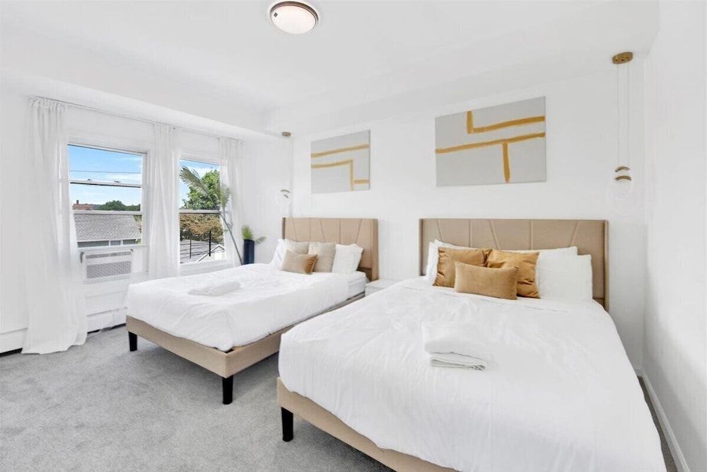 Luxury 5 BR Home Free Parking Luxury Villa, Patio 4