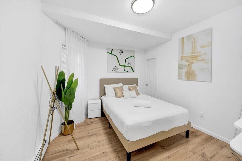 Luxury 5 BR Home Free Parking Luxury Villa, Patio 5