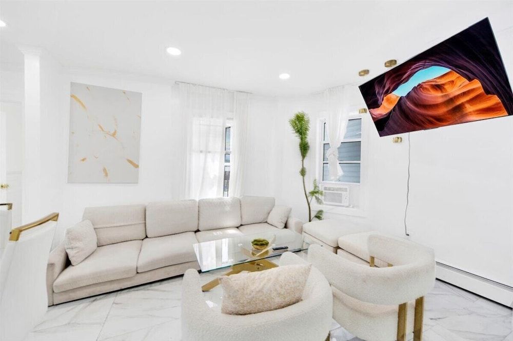 Luxury 5 BR Home Free Parking Luxury Villa, Patio 20