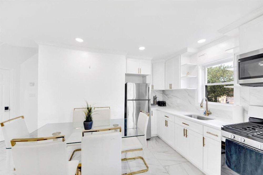 Luxury 5 BR Home Free Parking Luxury Villa, Patio 12