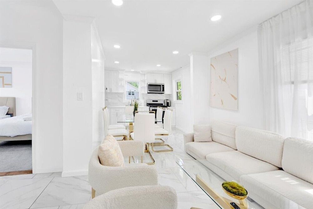 Luxury 5 BR Home Free Parking Luxury Villa, Patio 17