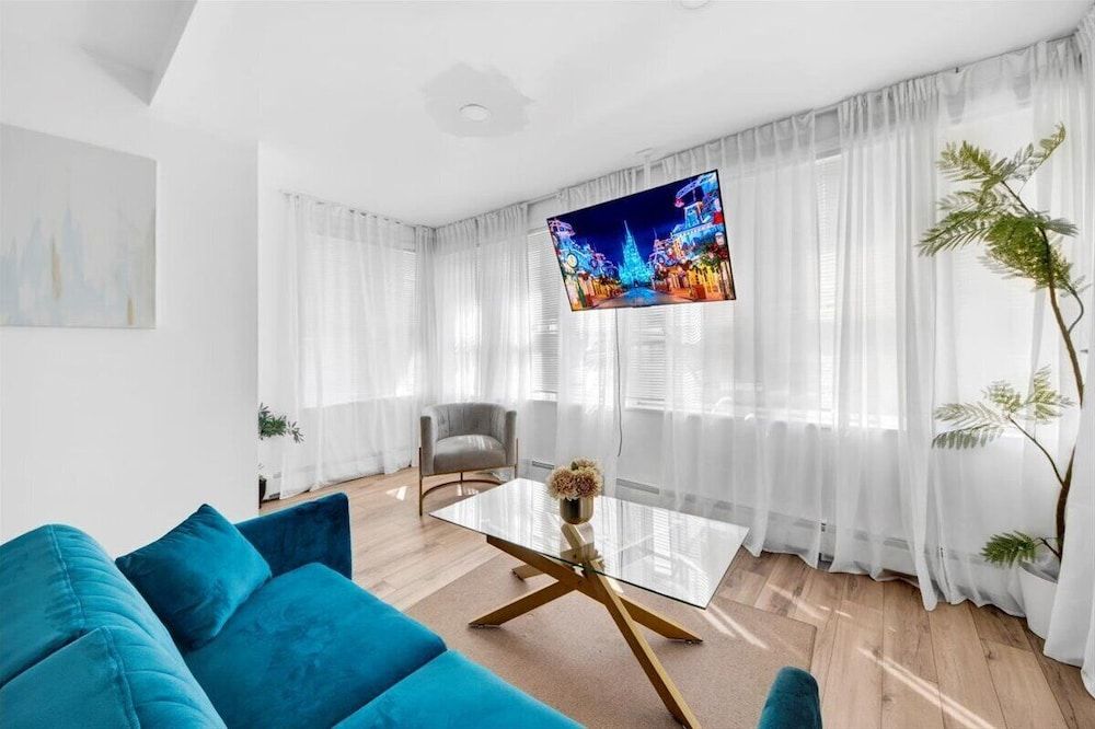 Luxury 5 BR Home Free Parking Luxury Villa, Patio 22