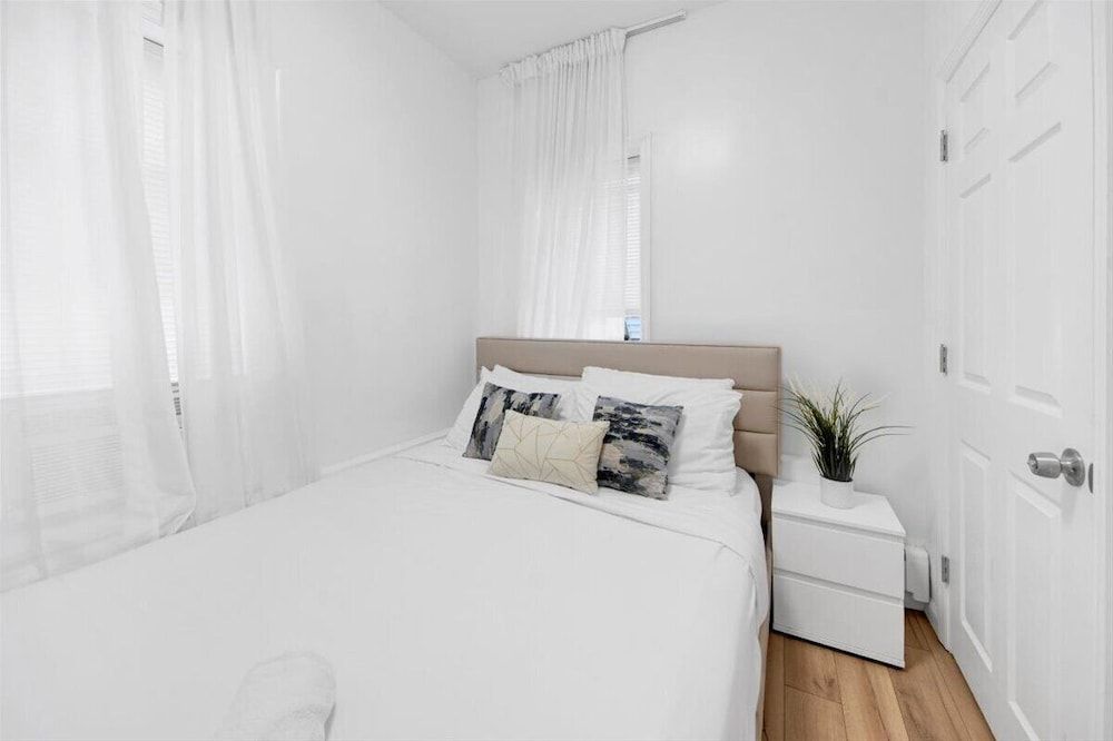 Luxury 5 BR Home Free Parking Luxury Villa, Patio 6