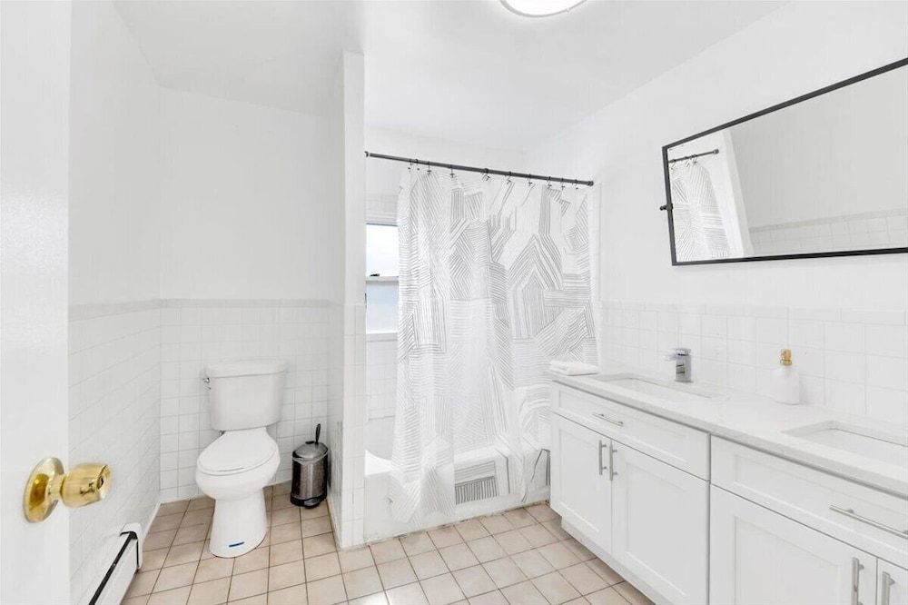 Luxury 5 BR Home Free Parking Luxury Villa, Patio 24