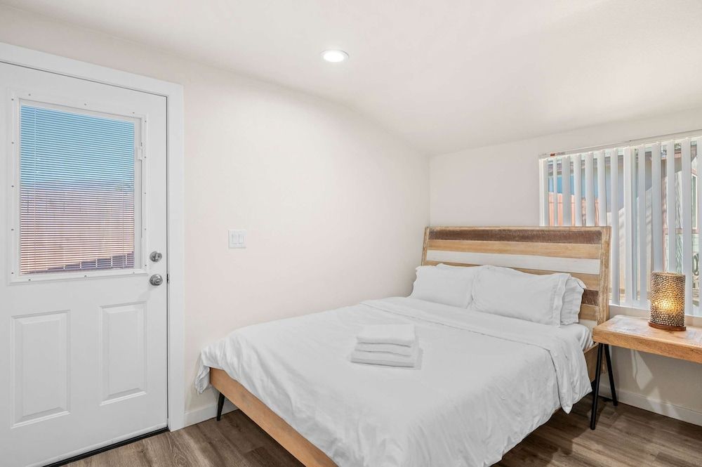 Foothills LA Hideaway Patio Lounge Work-friendly House 24