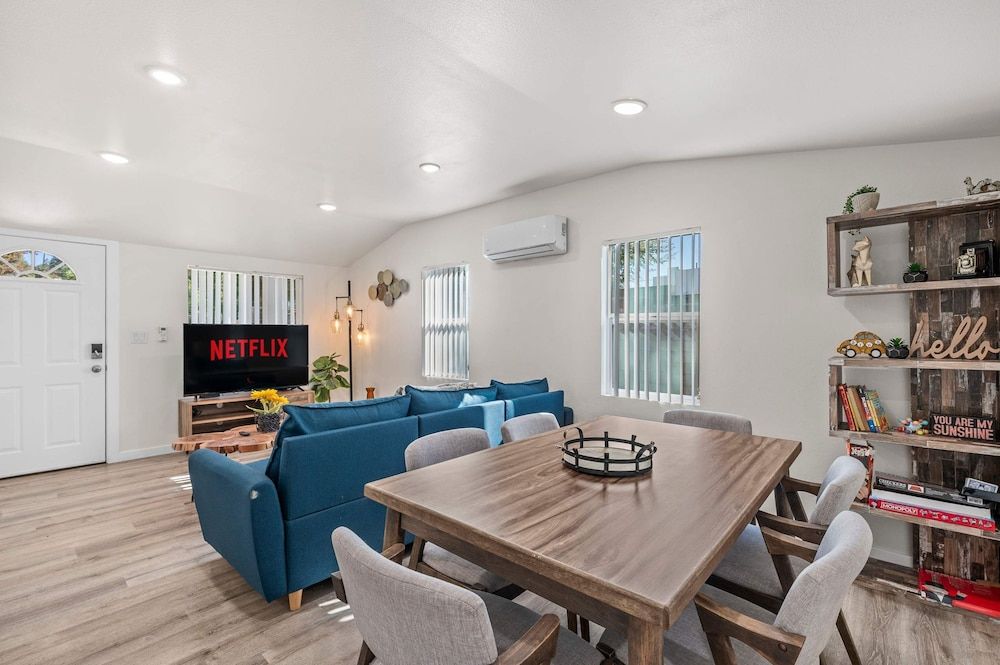 Foothills LA Hideaway Patio Lounge Work-friendly House 9