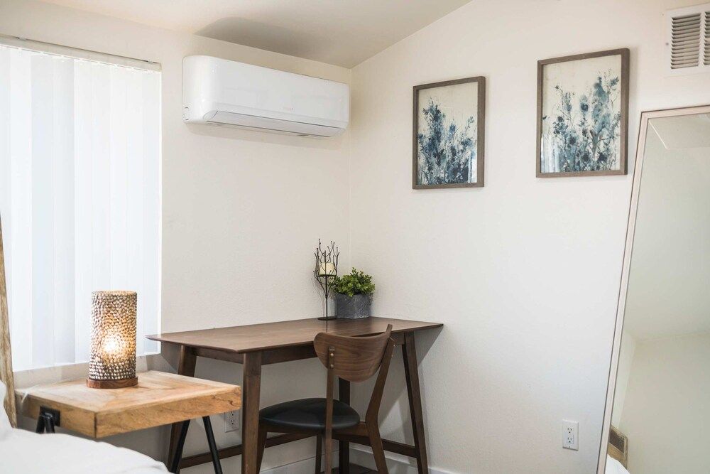 Foothills LA Hideaway Patio Lounge Work-friendly House 23