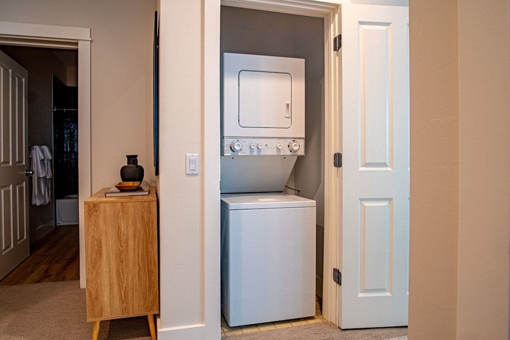 Snow Star Serenade - Hot Tub + Gym + Walk to Downtown & ski Lifts! Condo, Multiple Beds, Patio, Mountain View (Snow Star Serenade) 15