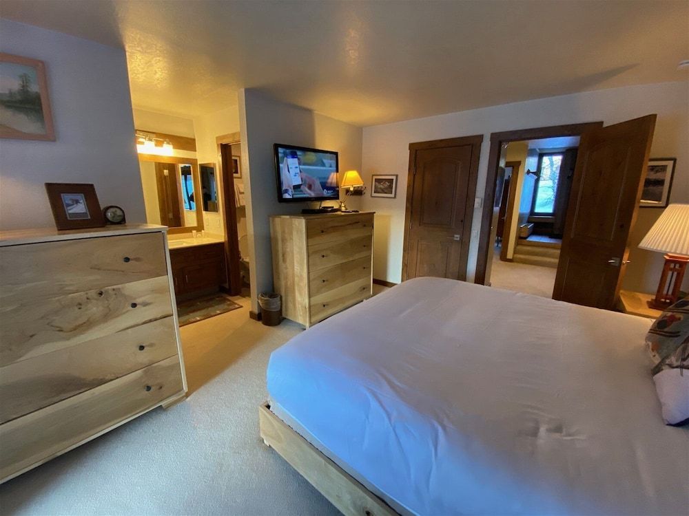 Snow Creek 1551 - Ski-in/ski-out + Pool & Hot Tub Condo, Multiple Beds, Balcony, Mountain View (Snow Creek Condo 1551) 6