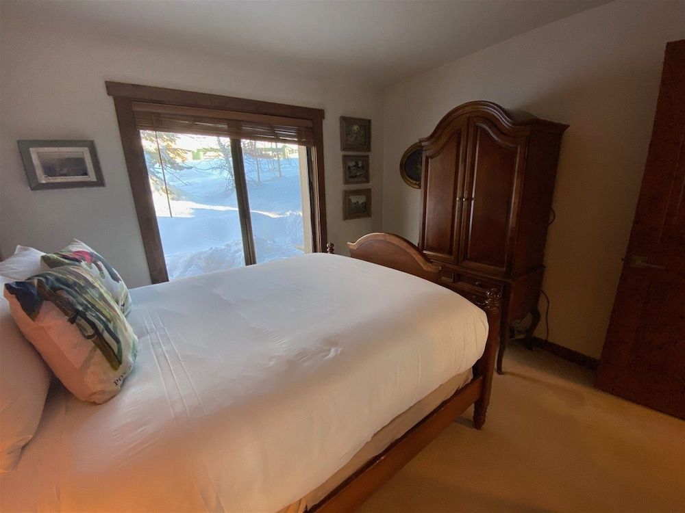 Snow Creek 1551 - Ski-in/ski-out + Pool & Hot Tub Condo, Multiple Beds, Balcony, Mountain View (Snow Creek Condo 1551) 2